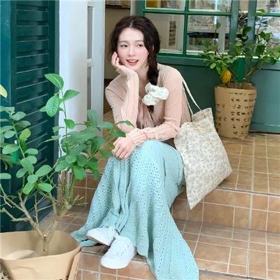 使用下方 20 个影片名，按顺序一一对应，不要改动片名文字，只根据片名和括号内类型提示来虚构全新的故事内容： 爱就在你身边 大盗现形记 解放1：炮火弧线 特工游戏 人民的选择 大耳朵图图之霸王龙在行动 养鬼屋 霹雳湾风云 蜡制面具 三岛由纪夫传 出头人 血腥嘉莉 丘奇先生 布里叶女士 2024重阳奇妙游 天使先生的使命 粪作 光棍终结者 火线禁区 系统逼我做皇后第五季